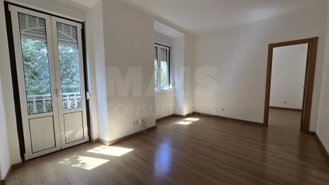 Apartamento T2 para Arrendamento em Alcantara