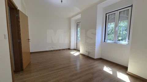 Apartamento T2 para Arrendamento em Alcantara