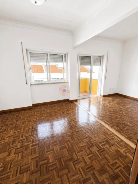 Apartamento T2 para Arrendamento em Laranjeiro e Feijó