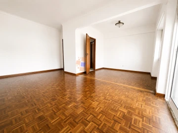 Apartamento T2 para Arrendamento em Laranjeiro e Feijó