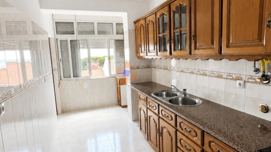 Apartamento T2 para Arrendamento em Laranjeiro e Feijó