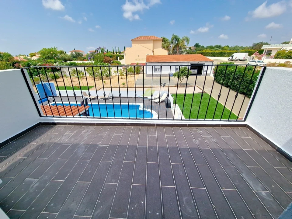 Moradia T4 para Venda em Quelfes Foto 26