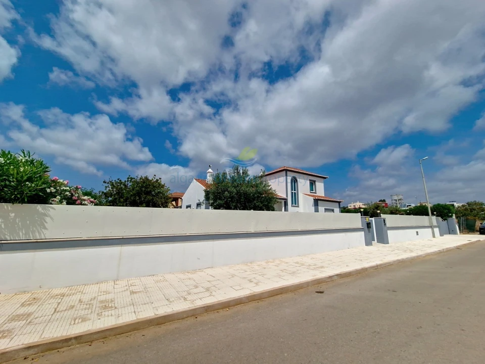 Moradia T4 para Venda em Quelfes Foto 41