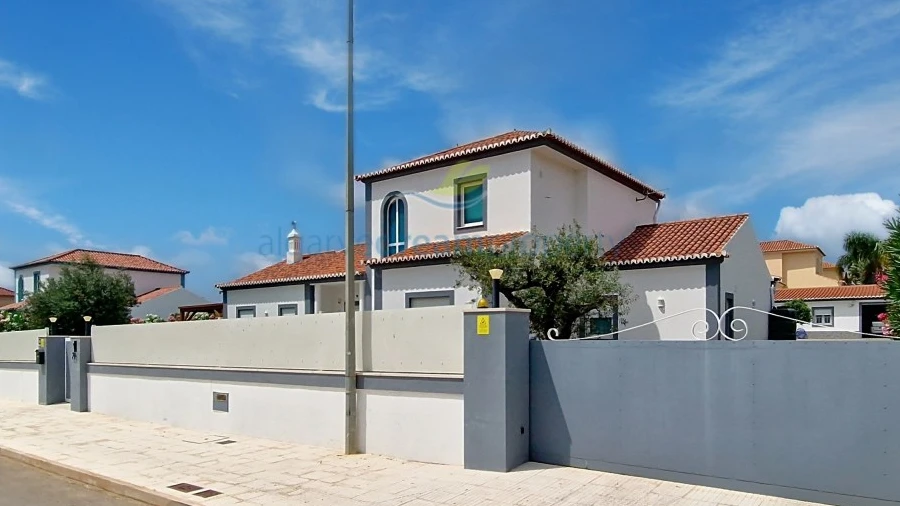 Moradia T4 para Venda em Quelfes