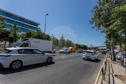 Loja para Arrendamento em Alcantara