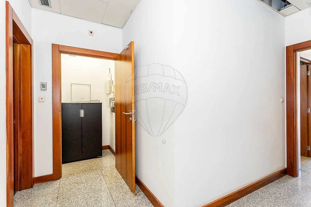 Loja para Arrendamento em Alcantara Foto 9