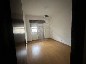 Apartamento T2 para Venda em Agualva e Mira-Sintra