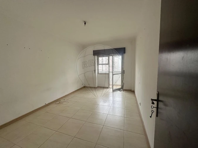 Apartamento T2 para Venda em Agualva e Mira-Sintra Foto 6