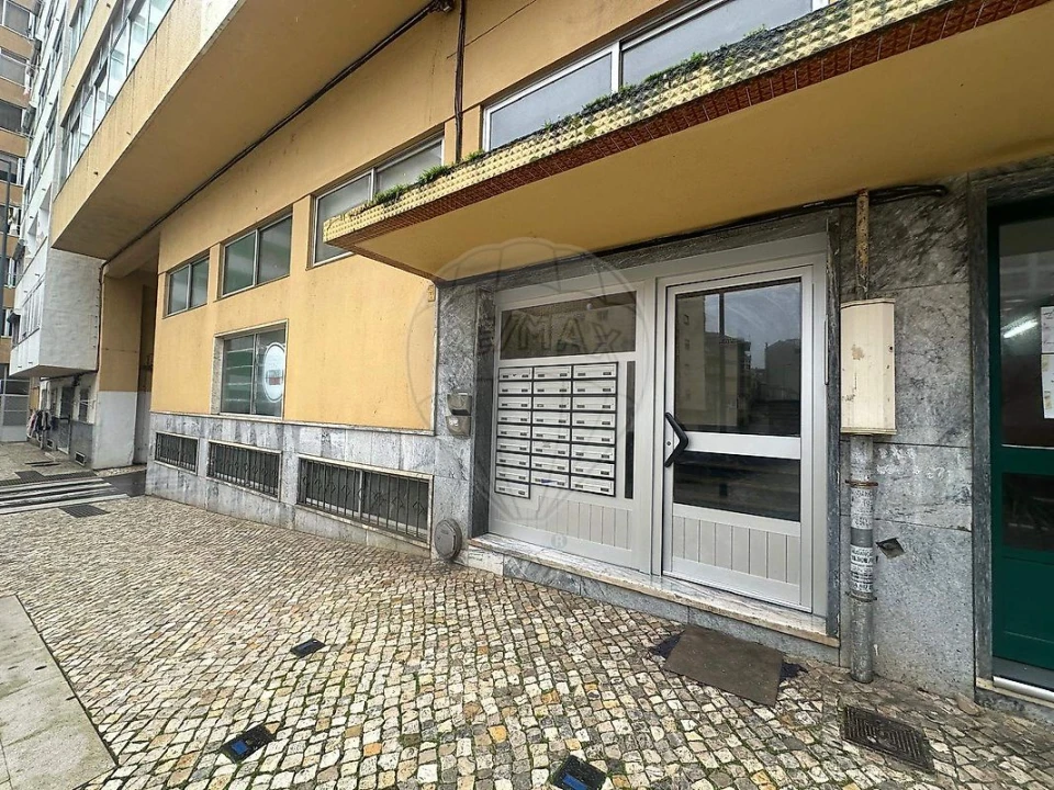Apartamento T2 para Venda em Agualva e Mira-Sintra Foto 15