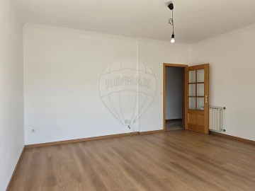 Apartamento T1 para Arrendamento em Aradas