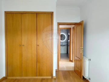 Apartamento T1 para Arrendamento em Aradas
