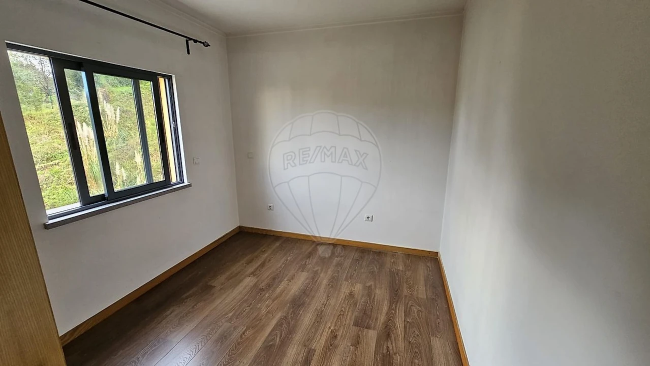 Apartamento T2 para Arrendamento em Santo Antonio dos Olivais Foto 12