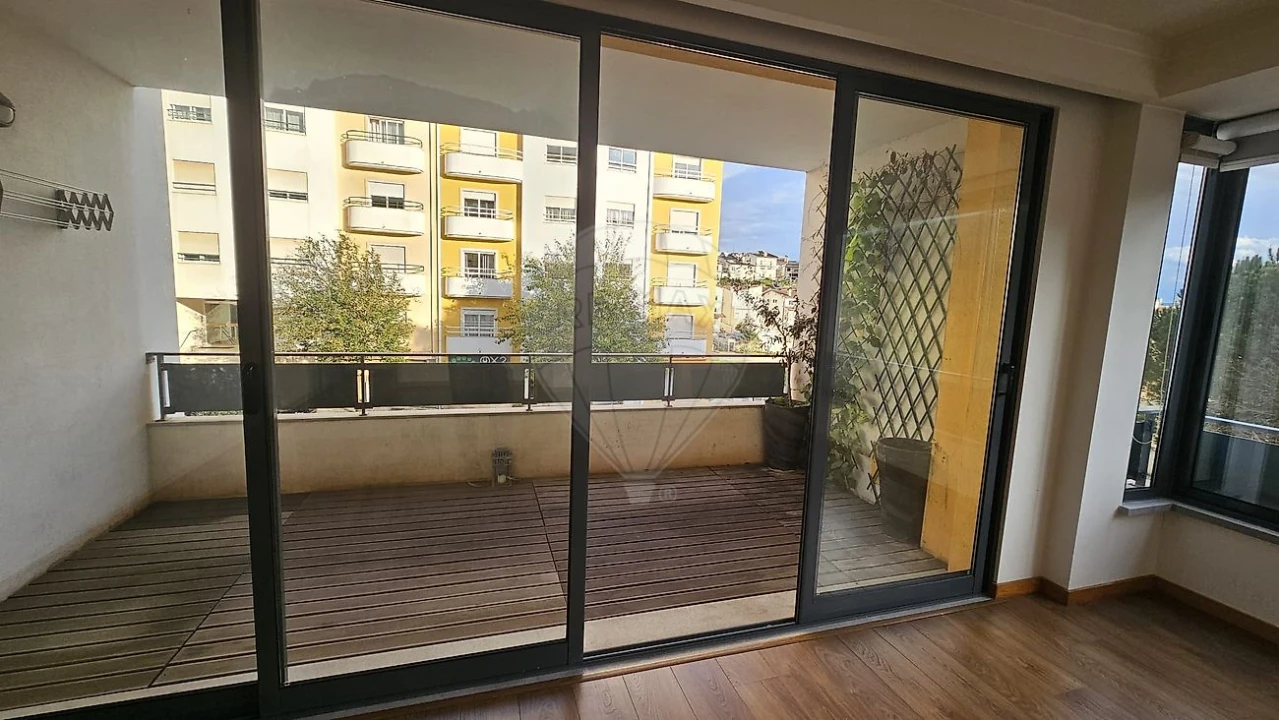 Apartamento T2 para Arrendamento em Santo Antonio dos Olivais Foto 18