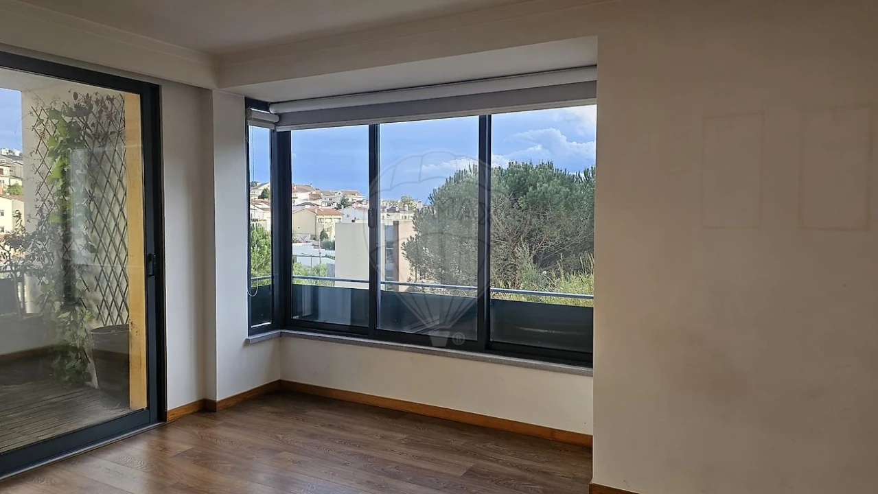 Apartamento T2 para Arrendamento em Santo Antonio dos Olivais Foto 9