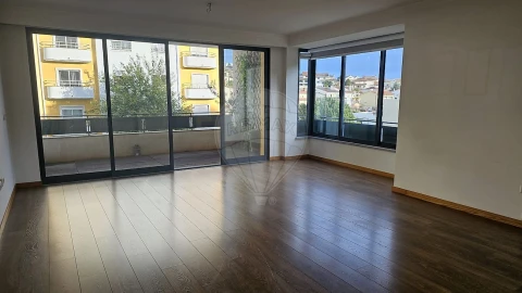Apartamento T2 para Arrendamento em Santo Antonio dos Olivais