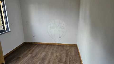 Apartamento T2 para Arrendamento em Santo Antonio dos Olivais