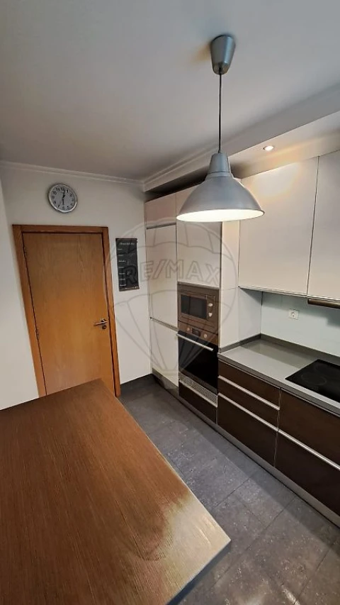 Apartamento T2 para Arrendamento em Santo Antonio dos Olivais