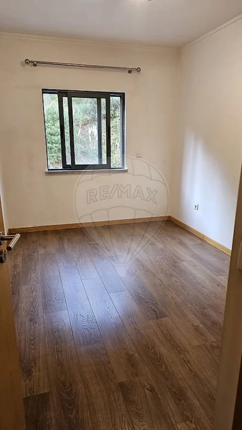 Apartamento T2 para Arrendamento em Santo Antonio dos Olivais