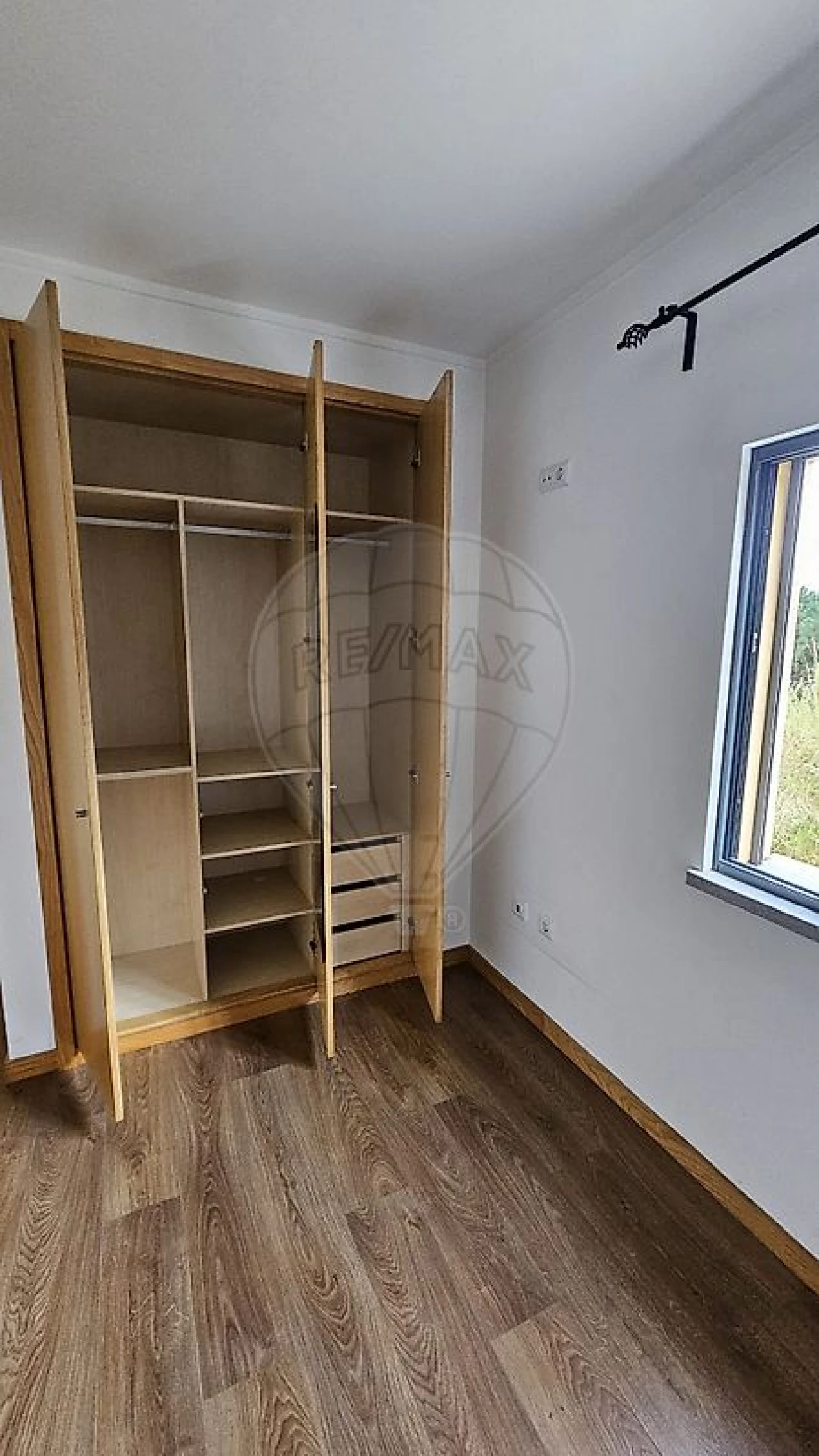 Apartamento T2 para Arrendamento em Santo Antonio dos Olivais Foto 1
