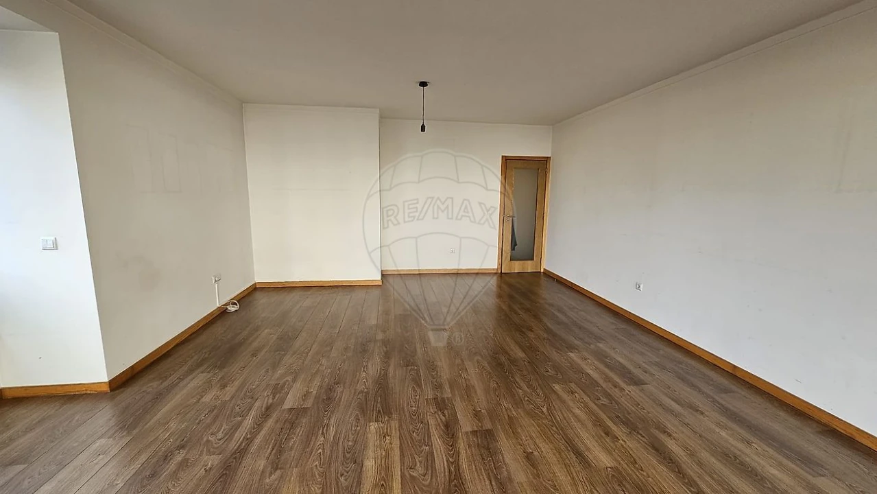 Apartamento T2 para Arrendamento em Santo Antonio dos Olivais Foto 11