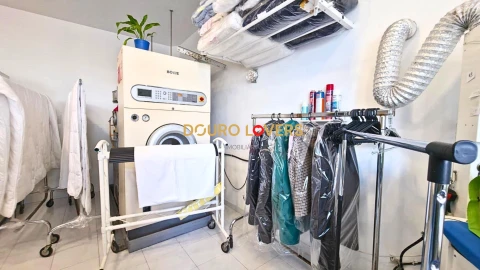Negócio para Venda em Santa Marinha e São Pedro da Afurada