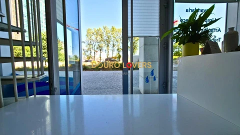 Negócio para Venda em Santa Marinha e São Pedro da Afurada