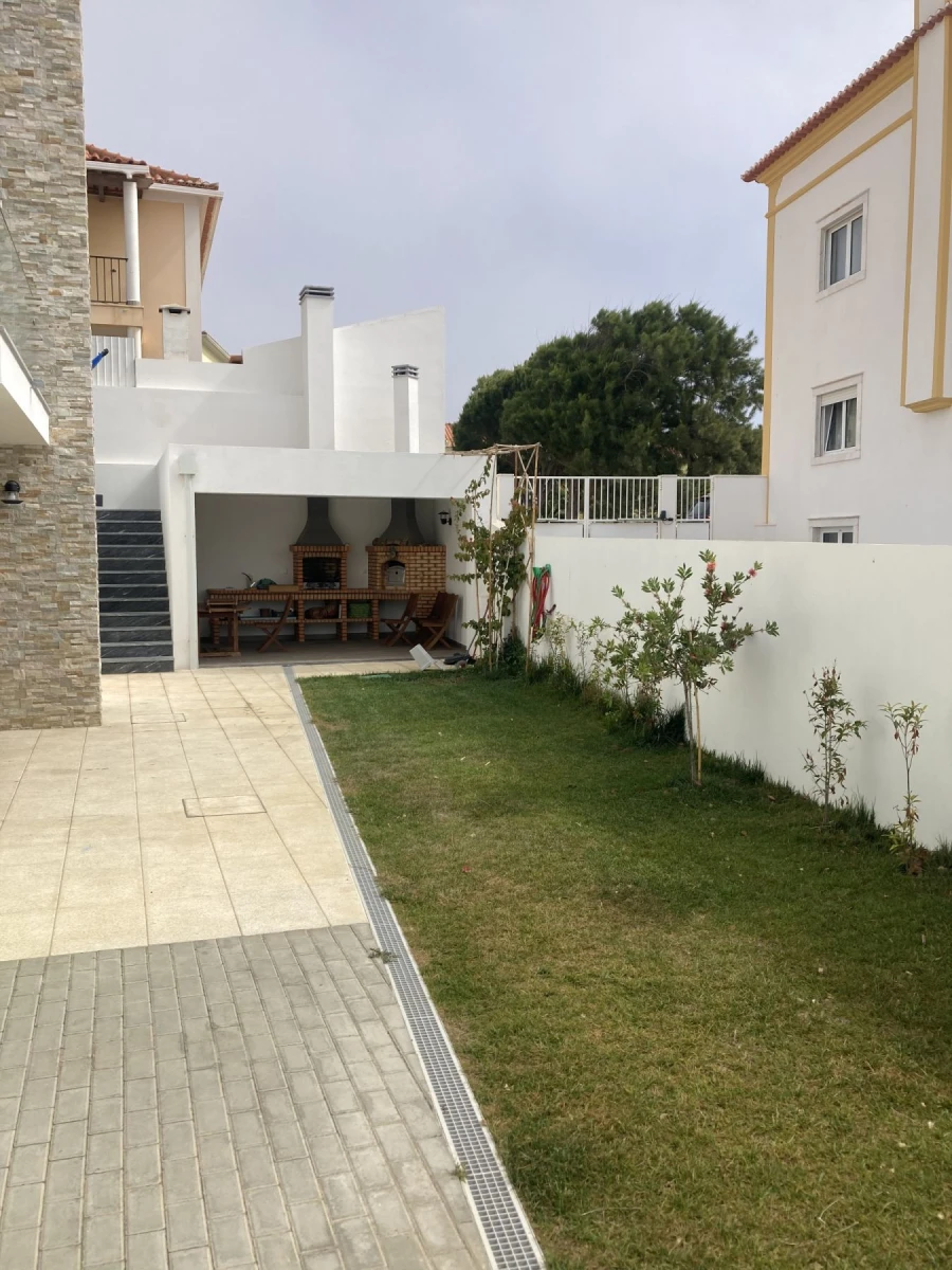 Moradia T4 para Venda em Carvoeira Foto 9