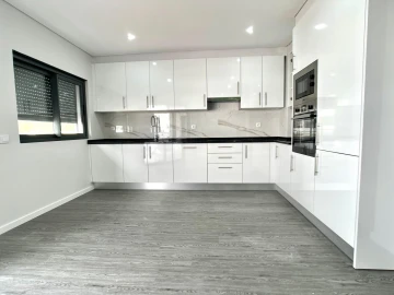 Apartamento T3 para Venda em Quelfes