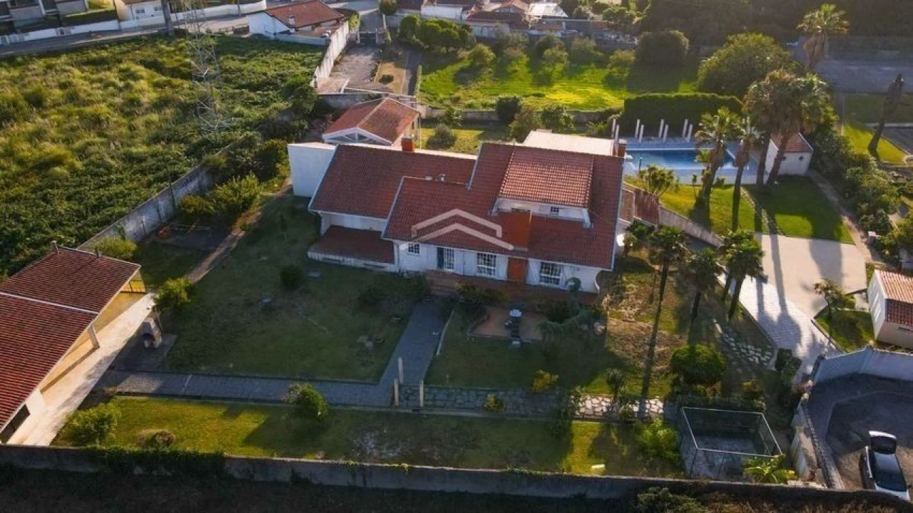 Moradia T6 para Venda em Arcozelo Foto 1