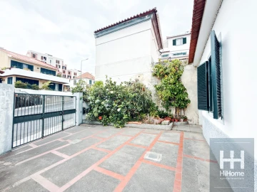 Moradia T4 para Venda em Funchal (São Pedro)