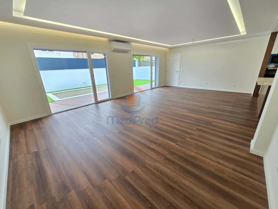 Moradia T4 para Venda em Casal de Cambra Foto 3