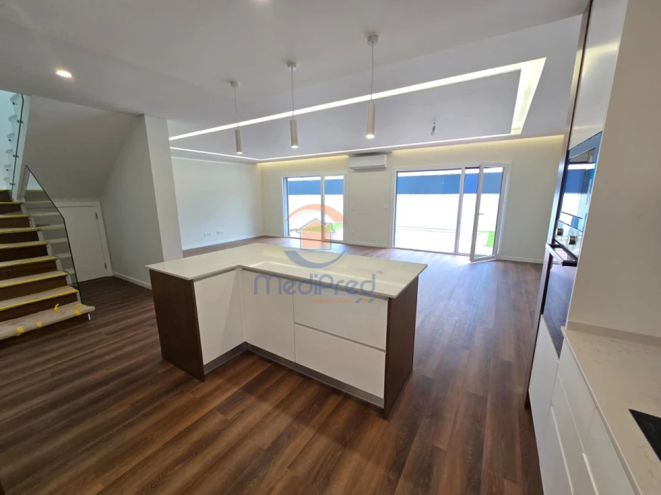 Moradia T4 para Venda em Casal de Cambra Foto 8