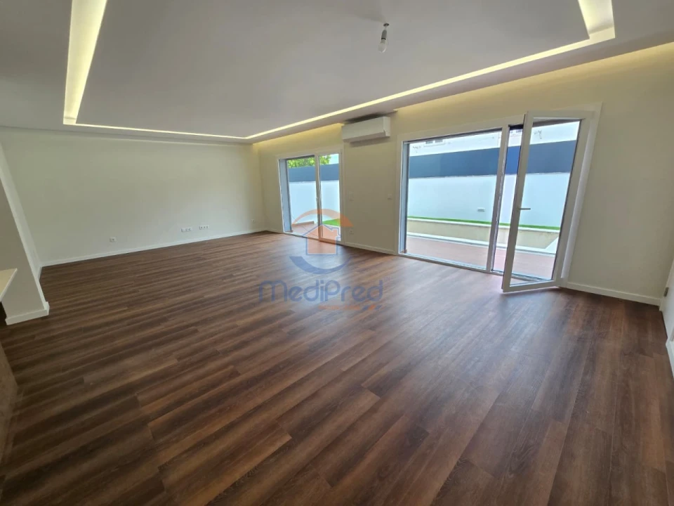 Moradia T4 para Venda em Casal de Cambra Foto 1