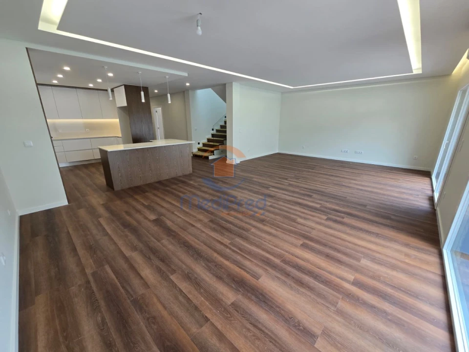 Moradia T4 para Venda em Casal de Cambra Foto 10