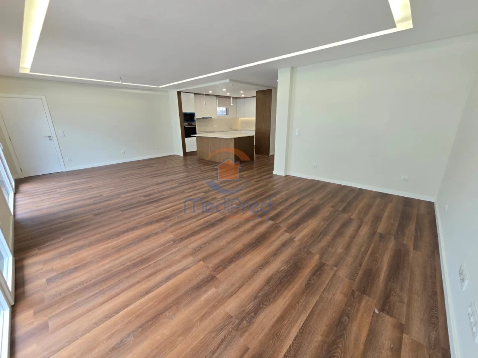 Moradia T4 para Venda em Casal de Cambra Foto 9