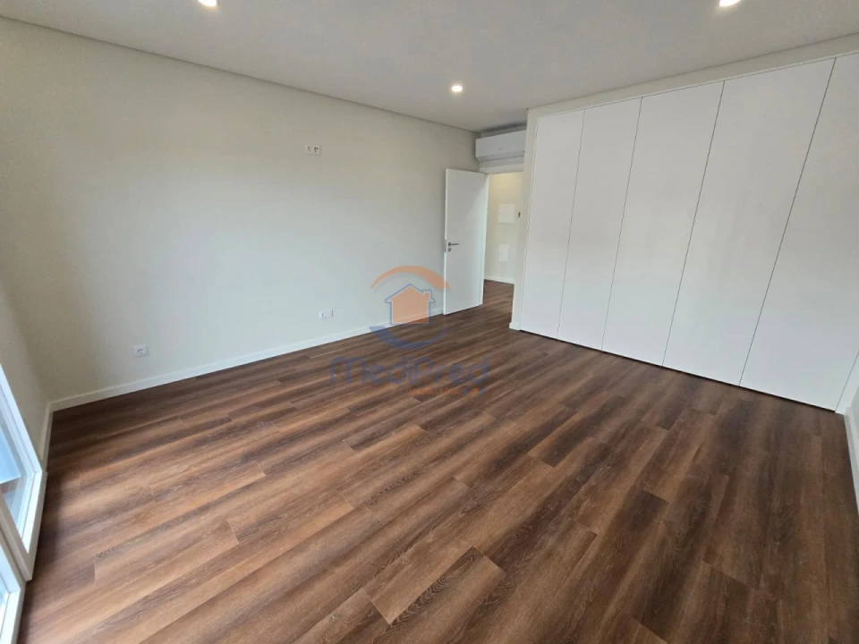 Moradia T4 para Venda em Casal de Cambra Foto 34