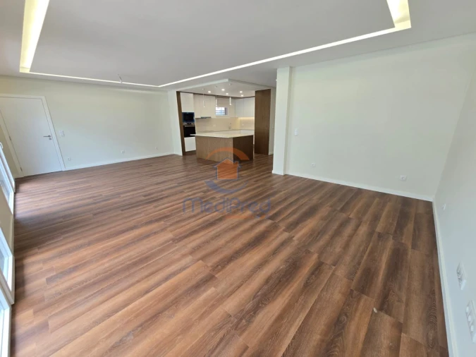 Moradia T4 para Venda em Casal de Cambra Foto 9