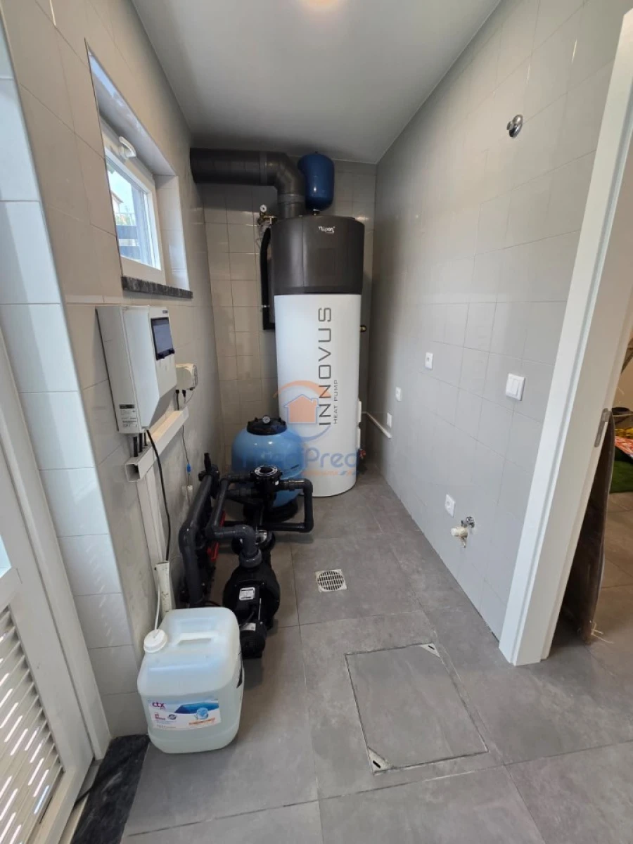 Moradia T4 para Venda em Casal de Cambra Foto 37