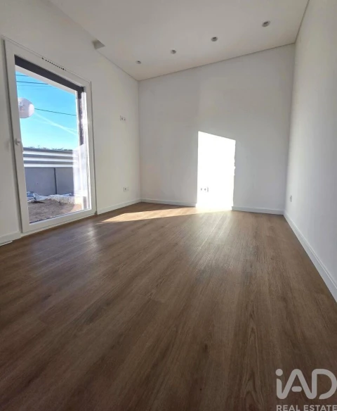 Moradia T4 para Venda em Charneca de Caparica e Sobreda