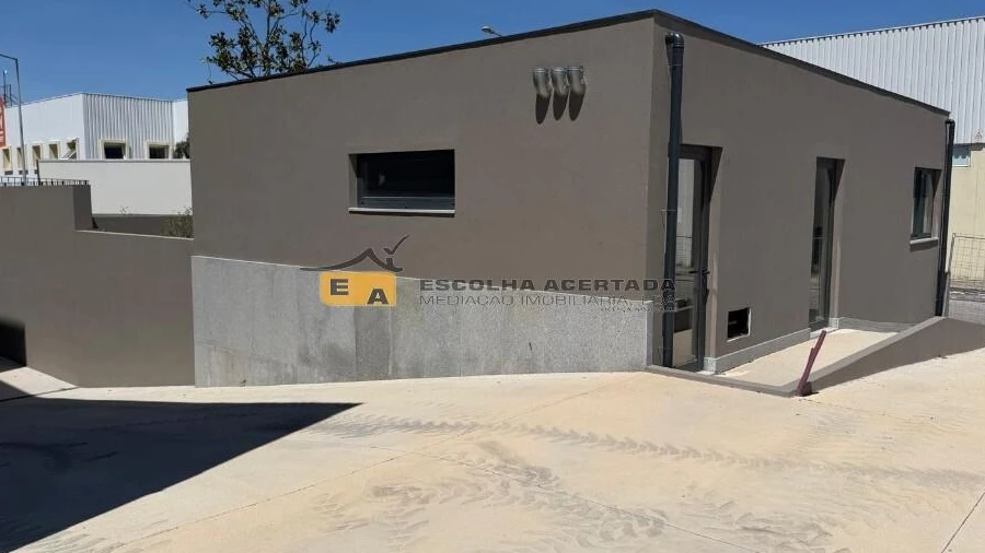 Loja para Arrendamento em Castêlo da Maia