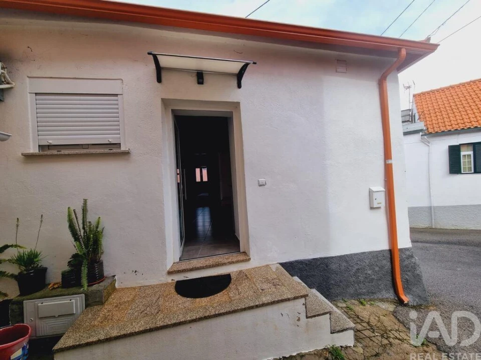 Moradia T2 para Venda em Mouraz e Vila Nova da Rainha Foto 1