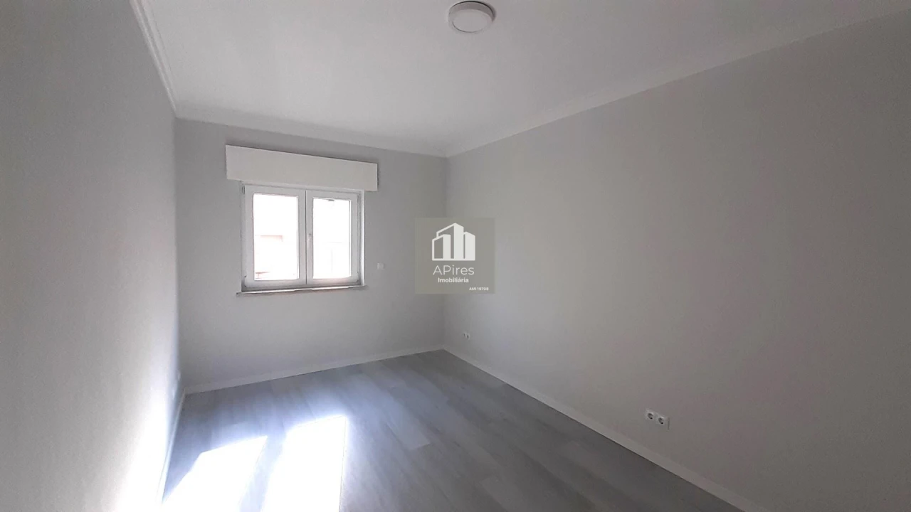 Apartamento T2 para Venda em Corroios Foto 8