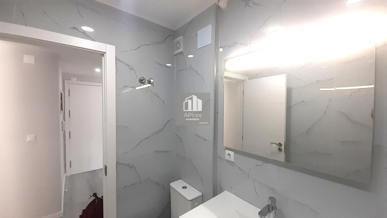 Apartamento T2 para Venda em Corroios Foto 14