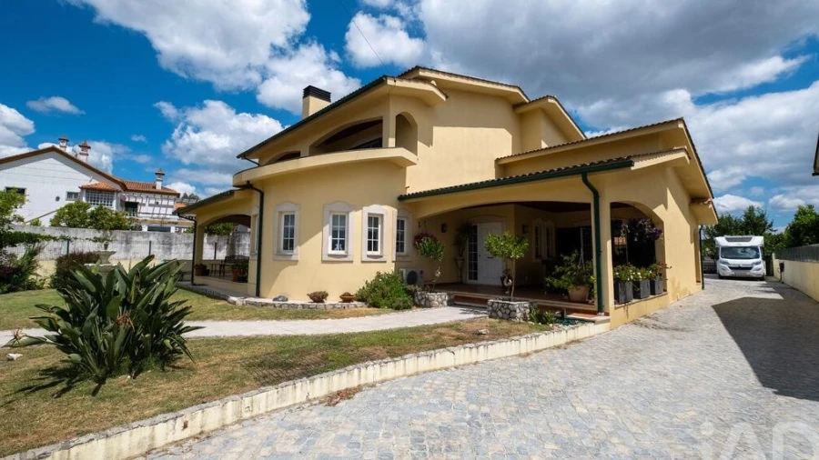 Moradia T4 para Venda em Poiares (Santo Andre)