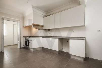 Apartamento T3 para Arrendamento em Campolide