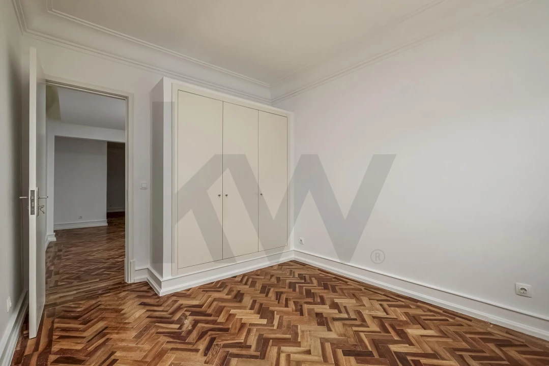 Apartamento T3 para Arrendamento em Campolide Foto 8