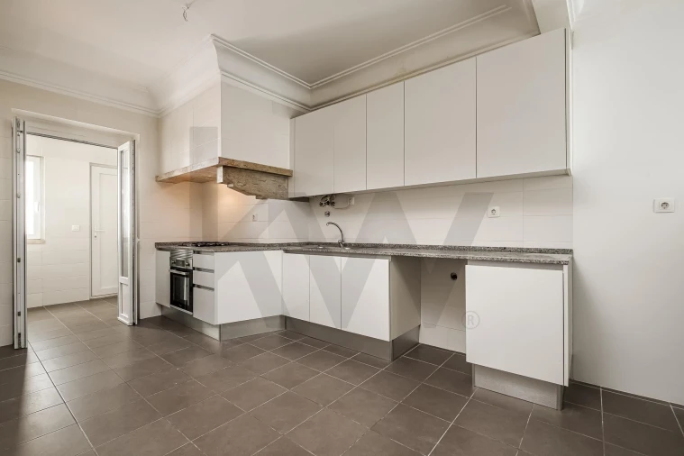 Apartamento T3 para Arrendamento em Campolide Foto 18