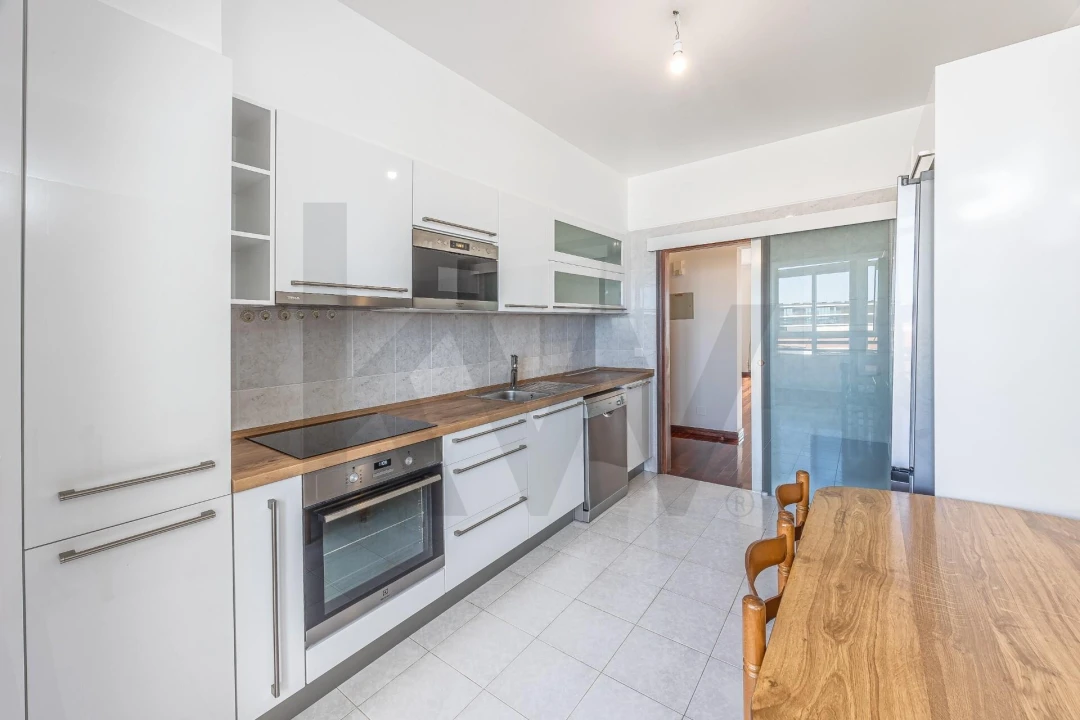 Apartamento T2 para Arrendamento em São Martinho Foto 8
