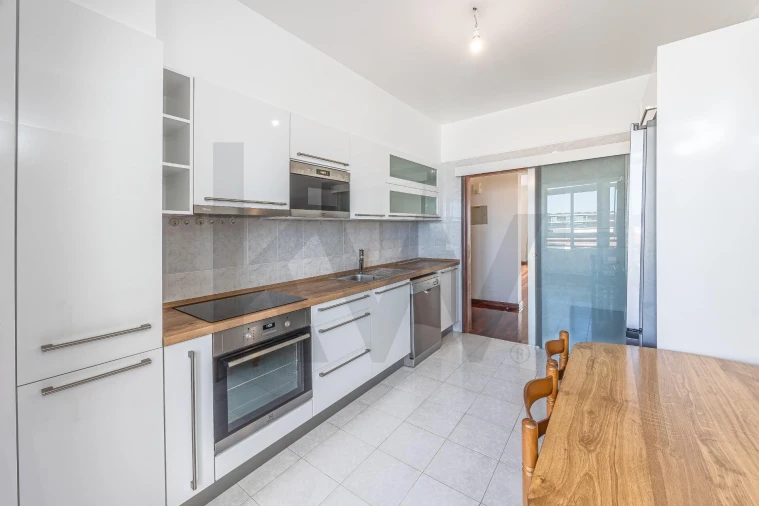 Apartamento T2 para Arrendamento em São Martinho Foto 8