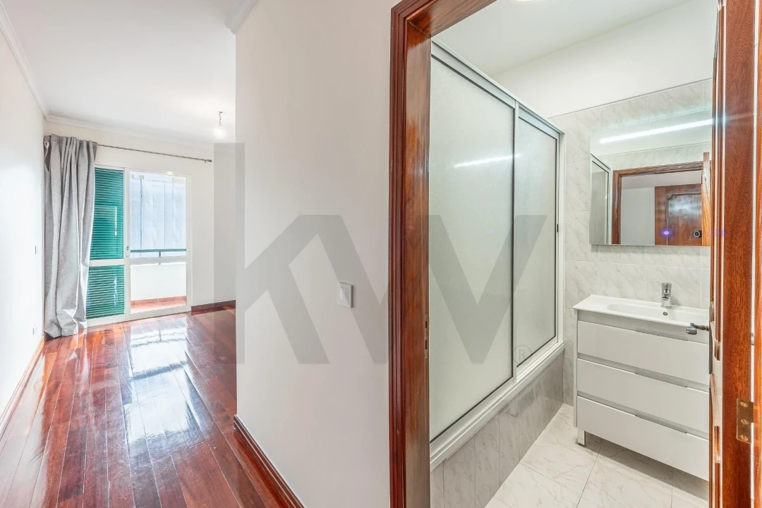 Apartamento T2 para Arrendamento em São Martinho Foto 15